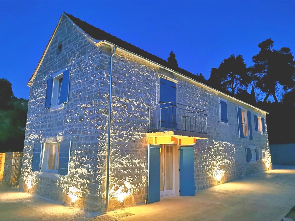 Est Diocletian On Solta - Luxurious Villa, Beachfront, Private Pool, Outdoor Bbq, Large Terrace And Garden, Free Parking - Wonderful Privacy Villa