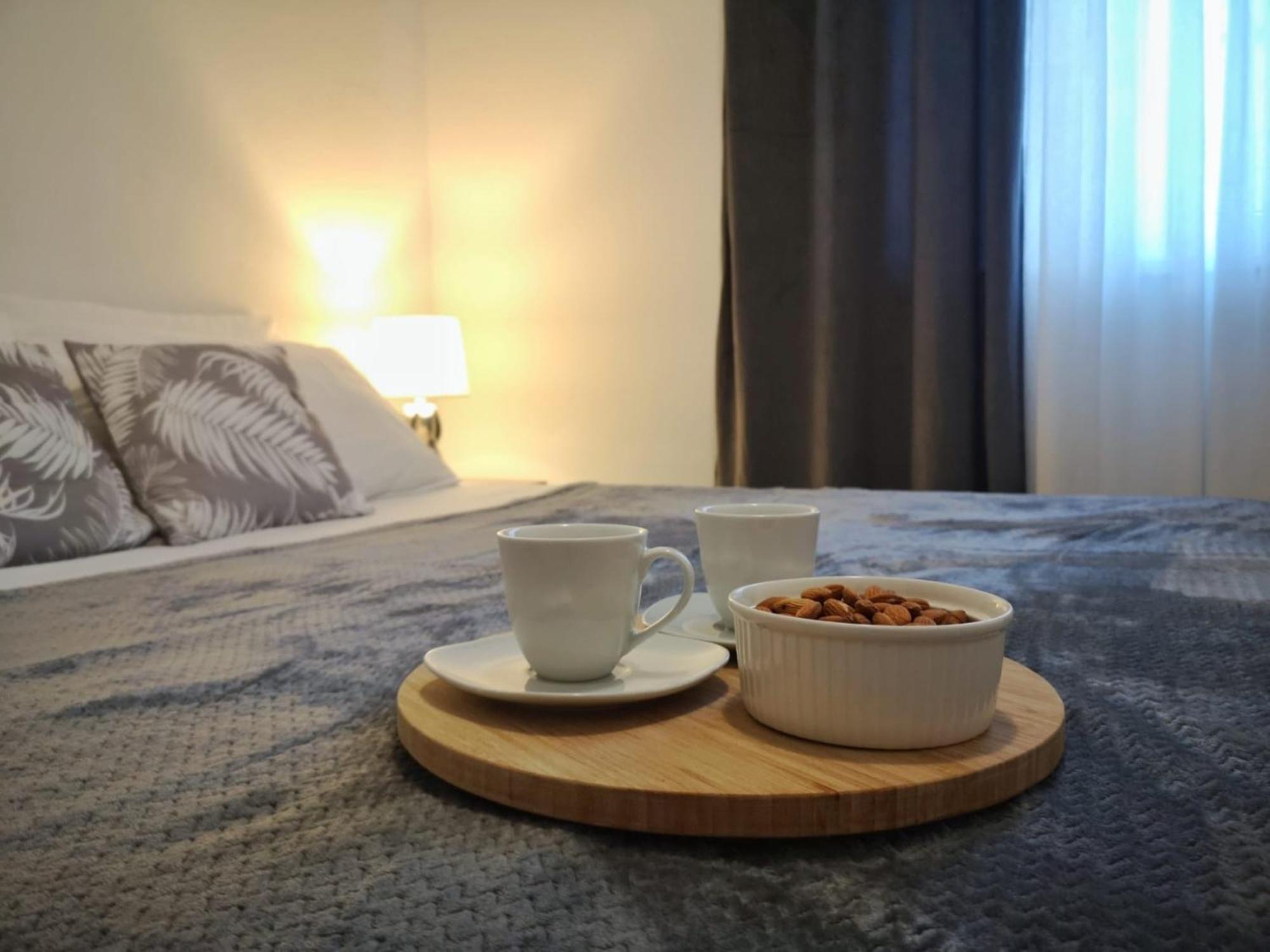 Spacious Jelena With Balcony, Garden And Sea View Apartment Podstrana