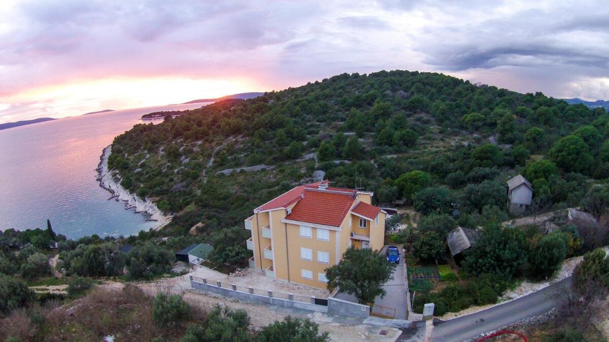 Tatinja A6 Trogir
