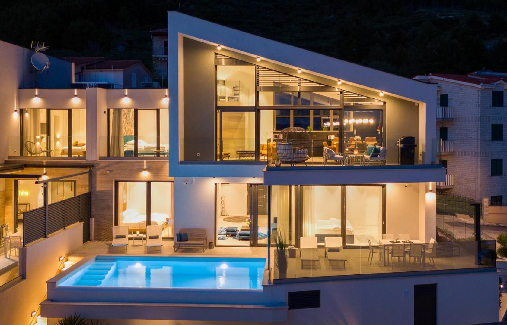 New! Flower With 3 En-suite Bedrooms, Heated Pool, Sea Views Jesenice (Split-Dalmatia)