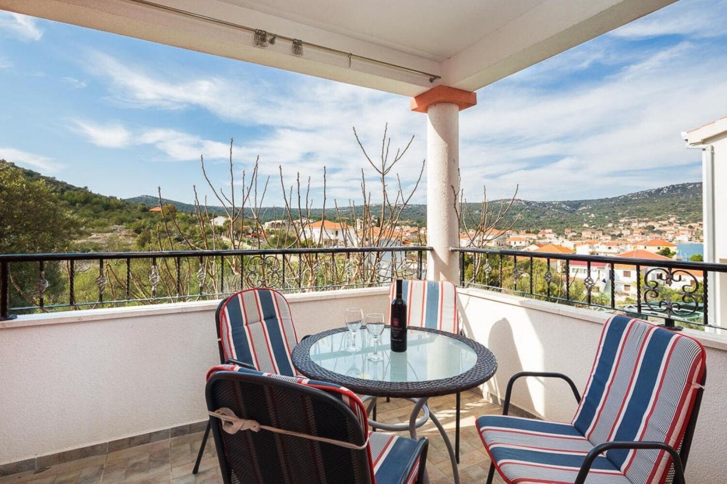 Ivo - Nearby Apartment *