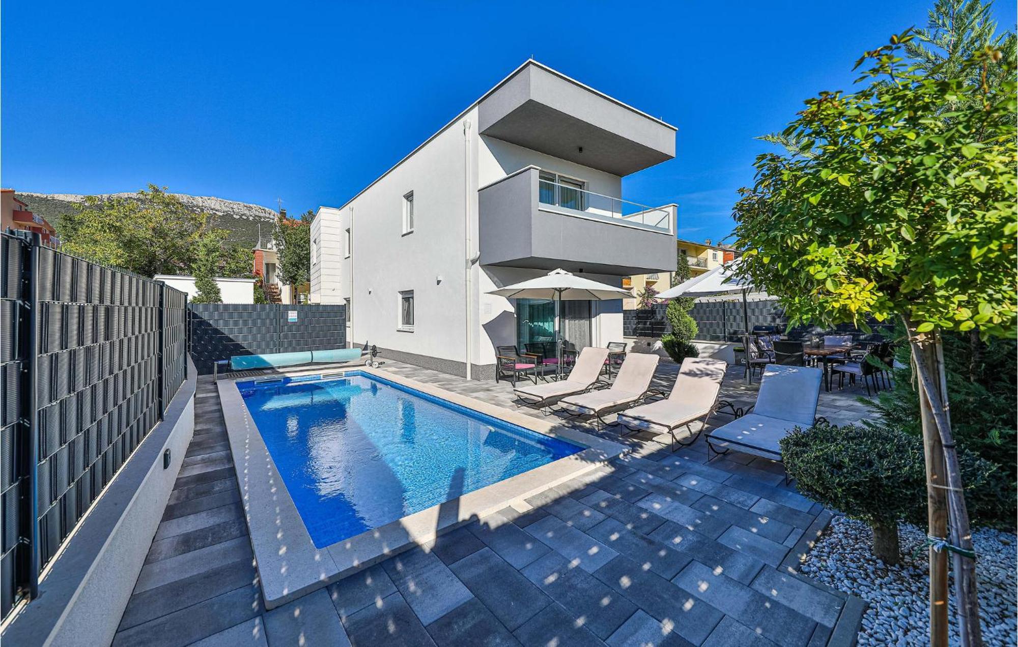 4 Bedroom Beautiful In Kastel Stari *