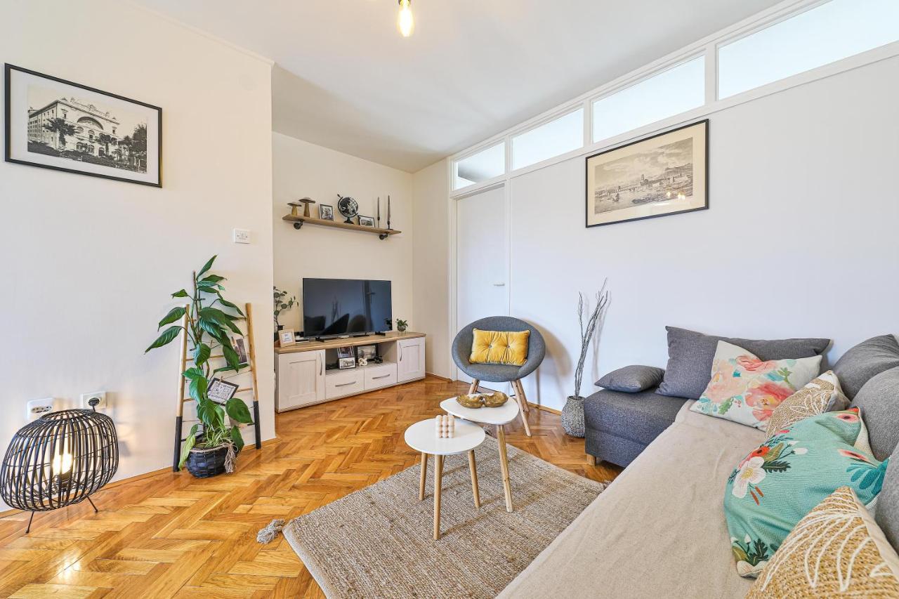 Cozy With View Apartmán