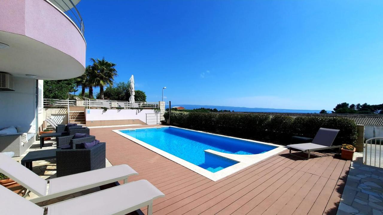 Sea View- Spacious With Shared Pool Apartment Split