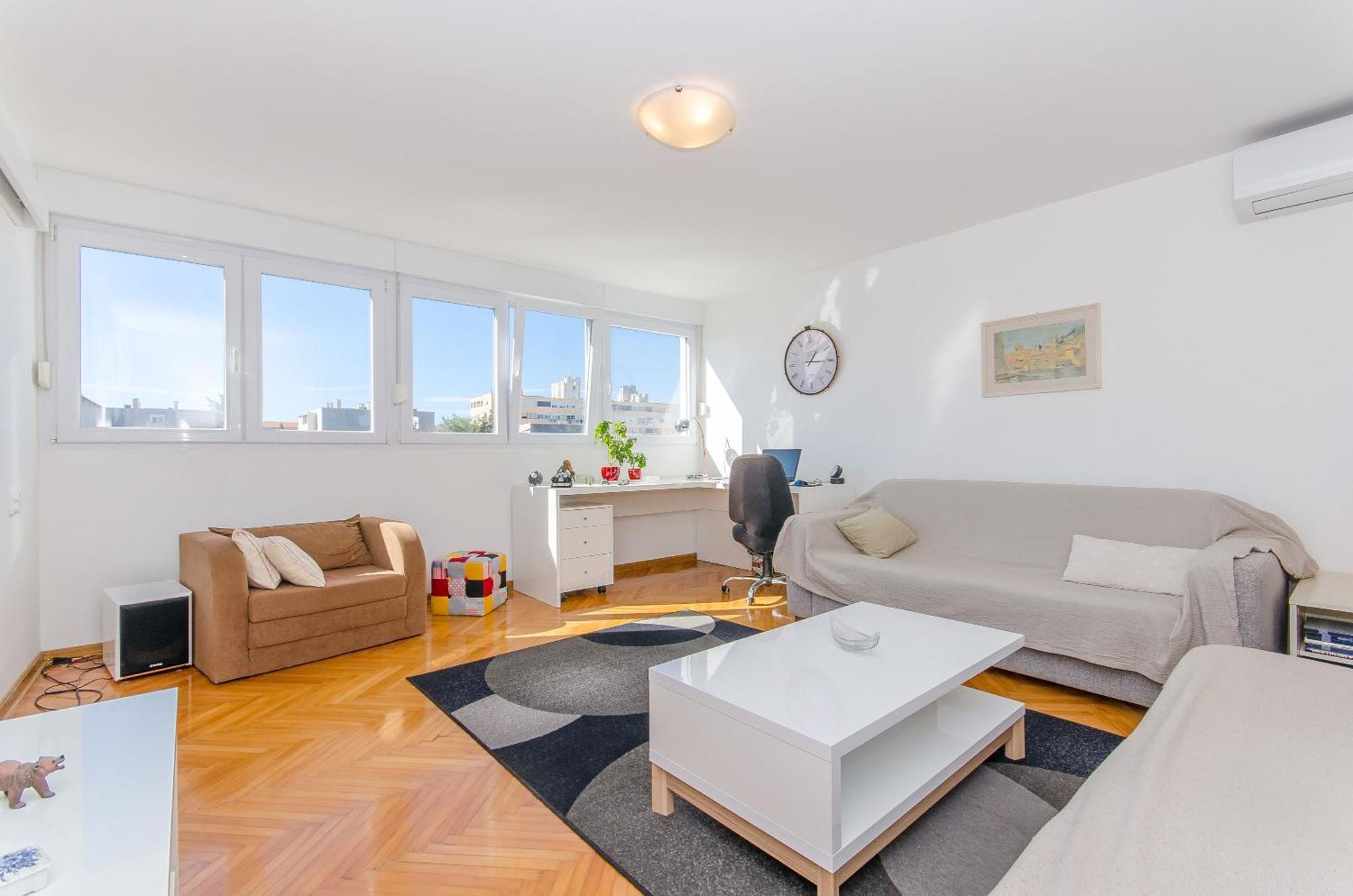 Spacious Neven Near Center, With Two Ac Units Split
